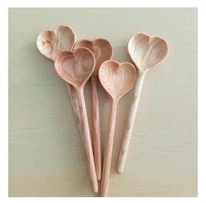 Cuchara de madera hecha a mano con acabado liso, ideal para preparar y servir alimentos en restaurantes y hogares - Product Image 2