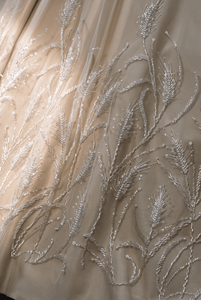 Tissu en tulle floral brodé de perles couleur chair et de plumes de blé, avec dentelle en cristal argenté motif vigne, pour robe de mariée - Product Image 6