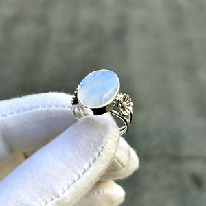 Belle bague en pierre de lune arc-en-ciel naturelle en argent sterling 925 bohème déclaration délicate bague de mariage bijoux minimalistes faits à la main - Product Image 5