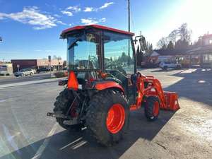 สำหรับรถแทรกเตอร์ Kubota M7040 4WD แบบมีห้องโดยสาร 645 ชั่วโมง 70 แรงม้า ระบบไฮดรอลิกคู่ รีโมทควบคุมด้านหลัง ปั๊มเกียร์รถแทรกเตอร์เดินตาม 40 แรงม้า พร้อมจำหน่ายแล้ว - Product Image 3