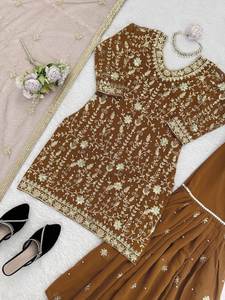 Ensemble haut et sharara de qualité supérieure, dernier modèle, pour mariage, en faux georgette, avec broderie de fils et de sequins, orné de perles, et dupatta en tulle. - Product Image 5