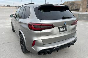 BMW X5 M Competition 2021 USADO EN EXCELENTES CONDICIONES, Motor de Aspiración Natural de 250-300 CV, Tracción en las Cuatro Ruedas, Color Gris Metálico Donington, Interior en Cuero Oscuro, Llantas R21 - Product Image 4