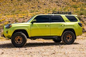 Toyota 4Runner TRD Pro 2022 d'occasion en excellent état, superchargeur Magnuson, finition Lime Rush, 4x4, modifications tout-terrain - Product Image 3