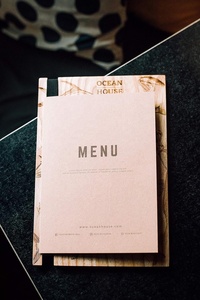 Cubierta de Menú de Madera Personalizada con Encuadernación en Cuero – Porta Menús con Logotipo Personalizado para Hoteles, Cafés y Bares - Product Image 3