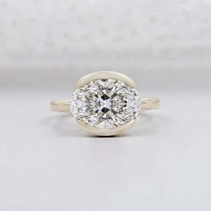 Bague de fiançailles ovale en or jaune avec diamant solitaire serti clos Est-Ouest - Product Image 1