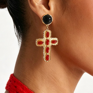 Conjunto de collar y pendientes con colgante de cruz gótica oscura, con cuentas negras, multicapa, estilo Y2K, joyería para mujer - Product Image 2