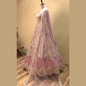 ชุดสีชมพูอินโดตะวันตกแบบบลัชออนพร้อมตาข่ายเนื้อนิ่มสำหรับงานถักทอ zari และเลื่อมจากอินเดีย - Product Image 3