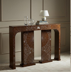 Mesa consola con incrustaciones de hueso con tapa curvada y patrón de cheurón en sus patas, disponible a precios mayoristas. - Product Image 5