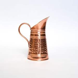 Jarra de cobre altamente pulida con cuerpo redondeado y estética cultural hecha para exhibición o hidratación funcional - Product Image 2