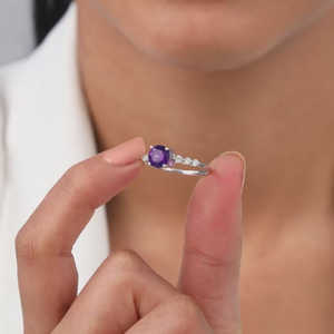 Bague en argent plaqué rhodium avec améthyste étincelante, sertie d'une pierre précieuse et d'un style floral magnifique pour un mariage - Product Image 2