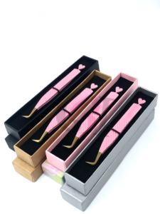 Pince à épiler professionnelle pour extensions de cils en acier inoxydable, nouvelle, avec revêtement en poudre rose clair à 90 degrés, design cœur sur le dos et pointe dorée - Product Image 3