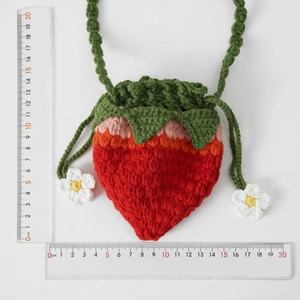 Sac bandoulière tricoté main personnalisé, motif fraise dégradé, en crochet, pour maquillage et photographie de rue - Product Image 3