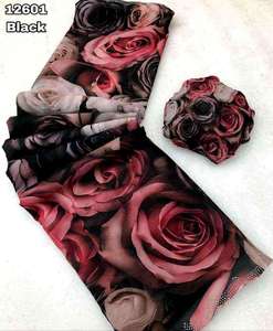 Blusa digital con estampado floral de gasa suave y suave sin peso de Sari de moda de última colección con trabajo de piedra Siroski a la venta - Product Image 3