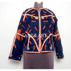 Veste matelassée en coton régulier, brodée de motifs floraux Suzani en velours de luxe, pour femmes, fabriquée à la main, style bohème chic, écologique, séchage rapide, haute qualité - Product Image 1