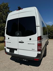 2018 MercedesBenz Sprinter 3500XD 4x4 Turbodiesel V6 Power Paratransit Shuttle Conversión Elevador de silla de ruedas EV Izquierda Cuero oscuro - Product Image 3