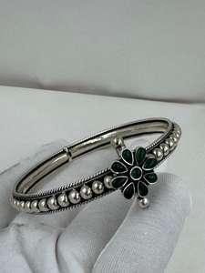 Brazalete de Plata de Ley 925 con Piedras Preciosas de Ónix |   Brazalete de Plata Ajustable Hecho a Mano |   Joyería Artesanal India de Jaipur - Product Image 3