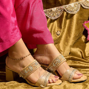 สายรัดด้านบนประดับด้วยกำมะหยี่สีเบจสำหรับเทศกาลรองเท้าพื้นกลางกันลื่นออกแบบให้มีความเงางาม - Product Image 2