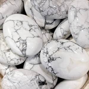 Pierre de paume en howlite polie naturelle en gros, style fée, forme ovale, pierre de Feng Shui pour la guérison et la décoration de la maison - Product Image 2