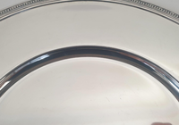 Assiette de Présentation Classique en Acier Inoxydable Poli, Bordure Perle Plaqué Argent, Écologique, Logo Personnalisé, pour Maison et Mariage