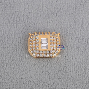 Pendentif personnalisé en or jaune minimaliste 14KT pour femme diamant cultivé en laboratoire avec pendentifs fins ronds et taille baguette - Product Image 1