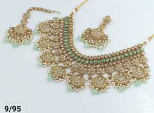 FANTAISIE ANTIQUE TRADITIONNEL ET À LA MODE OR TON KUNDAN PERLE CHOKER COLLIER BOUCLES D'OREILLES ENSEMBLE AVEC MANGTIKA POUR FEMME ET FILLE - Product Image 3