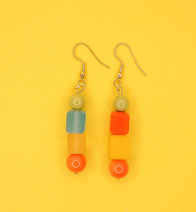 Pendientes de resina Joyería hecha a mano Pendientes de cuentas en forma de C de latón Diseño atractivo a un costo razonable - Product Image 6