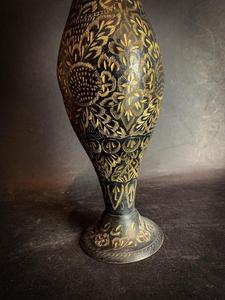 Jarrón de latón decorativo vintage con diseño floral acrílico esmaltado negro y dorado decoración del hogar o regalo de metal precio razonable - Product Image 5