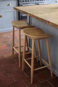 Taburete de madera hecho a mano con talla distintiva, perfecto para hogares religiosos, interiores tradicionales, apartamentos, villas - Product Image 6