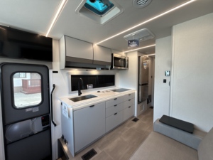 Camper tout-terrain 4x4 à glisser sur camion, toit relevable électrique moderne, salle de bain, espace extensible, énergie solaire, haute intensité tout-terrain - Product Image 3
