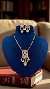 Conjunto de joyería de imitación de latón con acabado antiguo, collar y pendientes de piedra blanca y rosa, estilo moderno para fiesta - Product Image 2