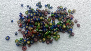 Perles en verre millefiori multicolores sur mesure pour la revente, emballées dans une boîte pour les fabricants et les designers de perles - Product Image 3