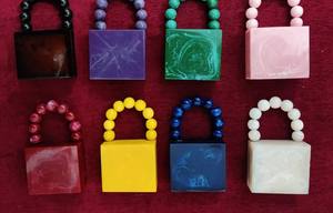 Mini pochette en résine artisanale-Sac de soirée design pour femme - Product Image 4