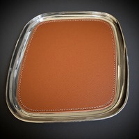 Plateau en cuir large avec bordures cousues et surface polie conçu pour les paramètres élégants de la maison et des présentations d'hôtel