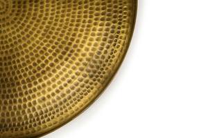 Elegante bandeja de servir de latón martillado con diseño grabado intrincado para uso doméstico y en restaurantes al mejor precio, bandeja de servir de la India. - Product Image 5