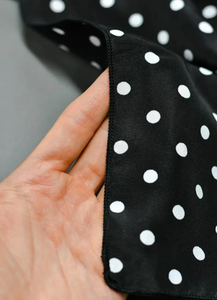 Capas de Barbería Profesionales de Poliéster Antiestático con Diseño de Logotipo Personalizable, Cuello Elástico, Cómodas y Elegantes - Product Image 4