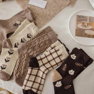 Calcetines Deportivos Premium con Diseño Gráfico, Estilo Urbano, Transpirables, de Algodón, para Uso Diario, Diseño Moderno para Marcas de Moda, Venta al por Mayor y Menor - Product Image 3