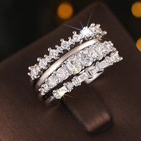 Ensemble de quatre bagues pour femmes en zircon cubique étincelant, avec des bandes géométriques variées, pour la mariée, les boutiques de cadeaux et la vente en ligne
