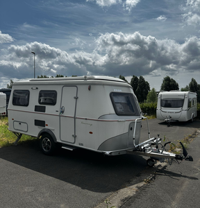Caravane confortable E=r=i=b=a Touring 550 neuve, mini-caravane de 1 400 kg, remorque de camping à vendre à prix avantageux - Product Image 1