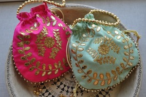 ถุงของขวัญปักลายสำหรับปาร์ตี้บอลลีวูดถุงของขวัญสไตล์อินเดียสำหรับเพื่อนเจ้าสาวงานเลี้ยงเฮนน่าวันเกิดและโอกาสพิเศษ - Product Image 2