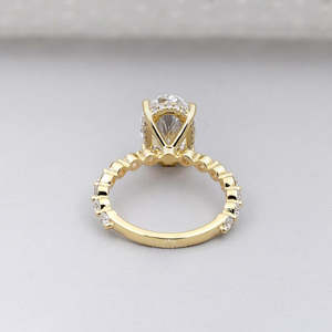 Anillo de compromiso ovalado con halo oculto y banda pavé, engaste de 4 puntas, diamante cultivado en laboratorio - Product Image 4