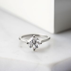 Bague de fiançailles solitaire en diamant taillé coussin pour femme - Product Image 3