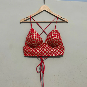 Top Bralette Bordado con Gota Patti Rojo, Estilo Gujarati, Tejido Corto de Algodón, Leheriya Calada con Borlas - Product Image 1