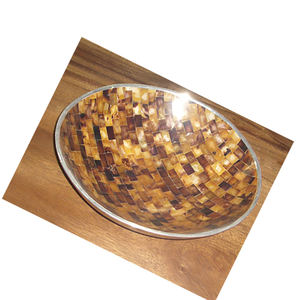 Coquille de Mabe brune découpée, bijou artisanal rond de 30 cm avec motif argenté, style corne polie - Product Image 2