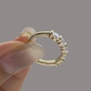 Bague de fiançailles et de mariage pour femme en moissanite taille ronde haute couronne, style éternité à 5 pierres, argent sterling 925 plaqué or rose - Product Image 5