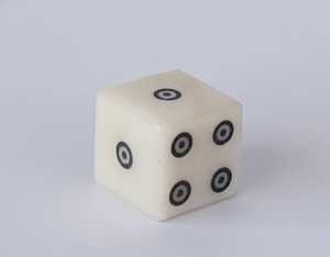 Ensemble de dés en os naturel artisanal intemporel et écologique, style sportif, forme cubique pour jeux de société et objets de collection - Product Image 3