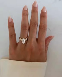 Juego de anillos de compromiso de diamantes cultivados en laboratorio VS1 Marquise Cut con banda de boda de oro sólido de 14K a juego única para mujer - Product Image 5