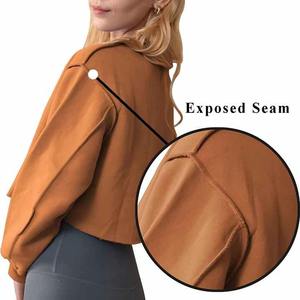 เสื้อครอปสตรีแขนยาวแบบสวมหัวเสื้อครอปผ้าฟลีซคุณภาพ - Product Image 2