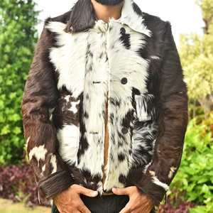 Chaqueta de piel de vaca para invierno con logo frontal y detalles en piel de cabra. - Product Image 4