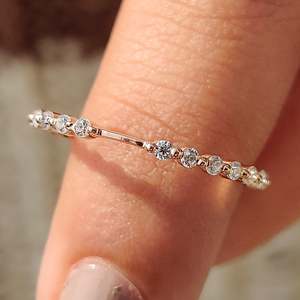 Anillo de Eternidad con Moissanita de Corte Redondo, Elegante y Atemporal - Product Image 1