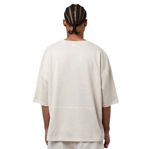 T-shirt de style football surdimensionné pour homme, coton 270GSM, épaules tombantes, streetwear, avec badge brodé sur la poitrine - Product Image 2